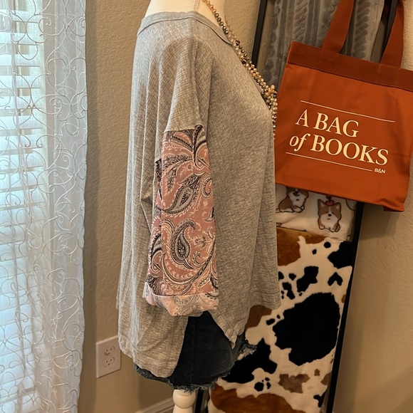 Elbow sleeve, more than a casual tee. Necklace NOT included. Mixed media. - Picture 3 of 8